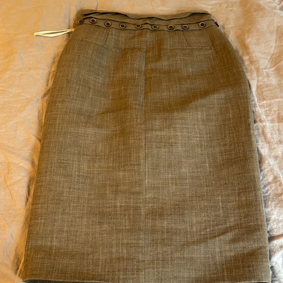 Beautiful midi length Ports skirt. Removable button waistband. Silk lined. - Picture 4 of 8